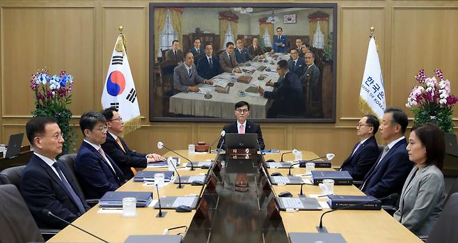 이창용 한국은행 총재가 22일 오전 서울 중구 한국은행에서 열린 금융통화위원회 본회의에서 회의를 주재하고 있다. /한국은행 제공