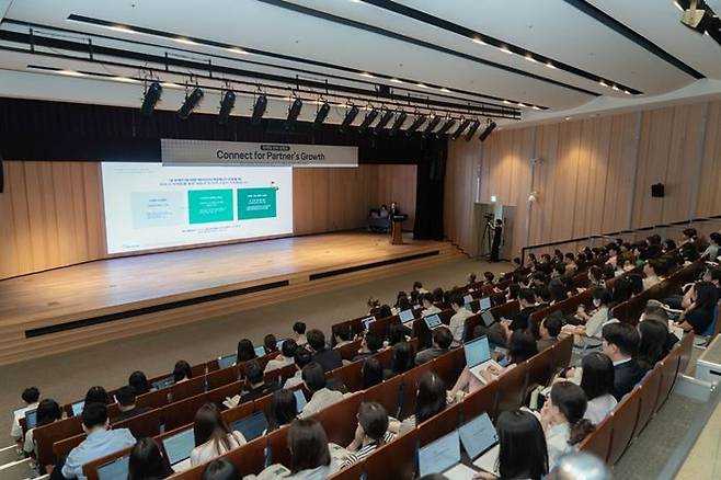 콜마홀딩스는 지난 21일 서울 서초구 한국콜마 종합기술원에서 화장품·건강기능식품 고객사들을 대상으로 마케팅 전략 설명회를 개최했다.ⓒ콜마홀딩스