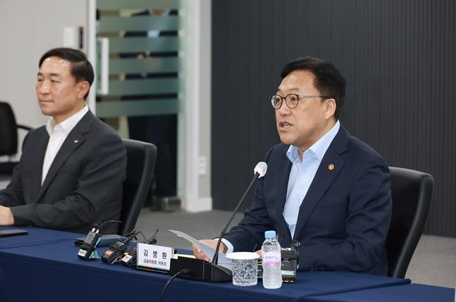 22일 오전 김병환(오른쪽) 금융위원장이 서울 중구 여신금융협회에서 열린 여신전문금융업계 간담회에서 발언하고 있다. ⓒ금융위원회