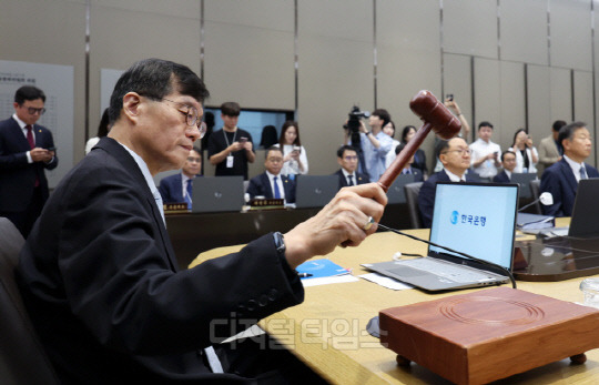 이창용 한국은행 총재가 지난달 금융통화위원회에서 의사봉을 두드리고 있다.