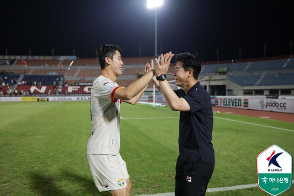 이기혁(왼쪽), 윤정환 감독(이상 강원FC). 한국프로축구연맹 제공