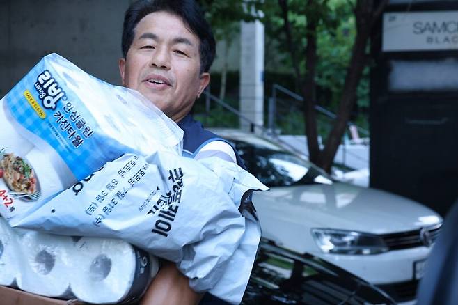 지난 14일 쿠팡 캠프에 직접 들어가 배송 업무를 체험하고 있다. 필자 제공