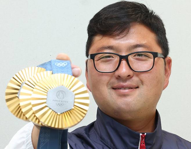 2024 파리올림픽 양궁 3관왕 김우진이 지난 9일 서울 강남구에서 연합뉴스와 인터뷰를 하기 전 취재진에 메달을 보이고 있다. 연합뉴스