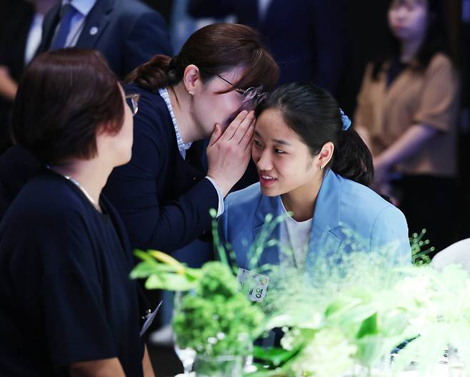 <yonhap photo-5240=""> 장미란 문체부 2차관과 대화하는 배드민턴 안세영(서울=연합뉴스) 홍해인 기자 = 2024 파리올림픽 배드민턴 여자 단식 금메달리스트인 안세영이 22일 서울의 한 호텔에서 열린 '2024 파리올림픽 선수단 격려 행사'에 참석해 행사 시작에 앞서 장미란 문화체육관광부 2차관과 대화하고 있다. 2024.8.22 [대통령실통신사진기자단]hihong@yna.co.kr/2024-08-22 19:04:55/<저작권자 ⓒ 1980-2024 ㈜연합뉴스. 무단 전재 재배포 금지, AI 학습 및 활용 금지></yonhap>