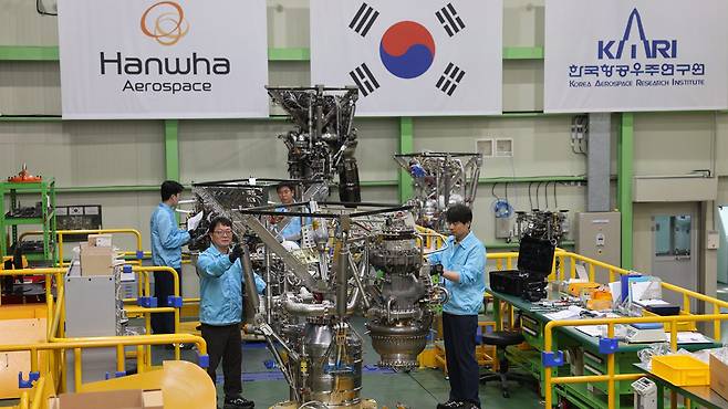 한화에어로스페이스의 엔지니어들이 누리호 4호기의 75톤급 엔진을 최종 점검하고 있다. 24.5.30 [한화에어로스페이스 제공]