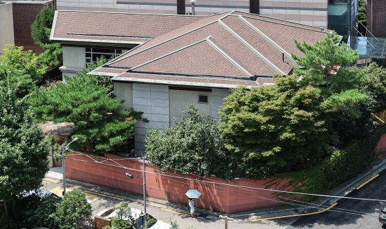 김대중 전 대통령이 서거 때까지 37년간 이용했던 서울 마포구 동교동 자택. 김 전 대통령의 3남 김홍걸씨가 지난달 커피 프랜차이즈 업자에게 이 집을 매각한 사실이 뒤늦게 알려지면서 김대중·이희호 기념관으로 사용하라는 이 여사의 유언을 저버렸다는 비난이 커지고 있다. 뉴스1