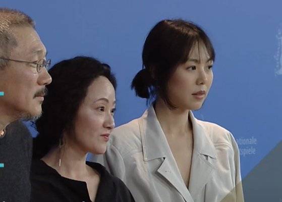 2020년 르메르 셔츠를 입은 김민희. 사진 베를린 영화제 유튜브 캡처