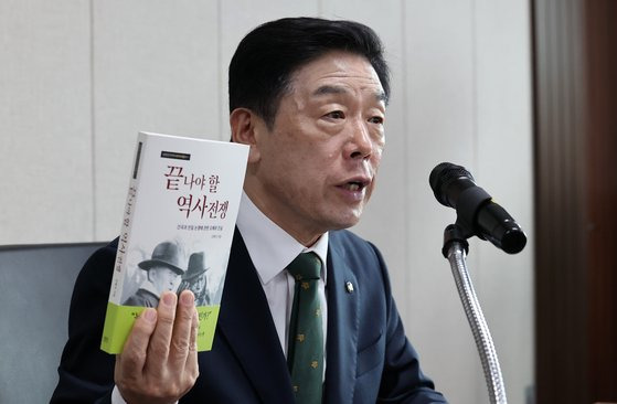 지난 12일 김형석 독립기념관장이 독립기념관 광복절 경축식 취소 및 뉴라이트 성향 관련 기자회견에서 발언하는 모습. 이날 독립기념관은 ″김형석 신임 관장이 오는 15일 열리는 정부 주최 광복절 기념행사에 참석하기로 해 자체적으로 열어왔던 광복절 경축식 개최는 취소하기로 했다″고 밝혔다. 이후 천안시 주최로 독립기념관장 없이 경축식이 진행됐다. 뉴스1