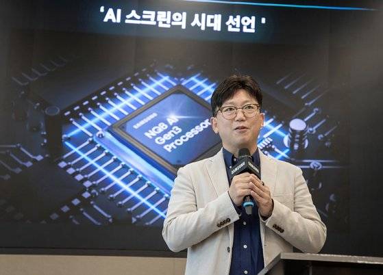 삼성전자 수원사업장 디지털연구소에서 삼성전자 영상디스플레이사업부 용석우 사장이 'AI 스크린'에 대해 설명하고 있다. 사진 삼성전자 제공