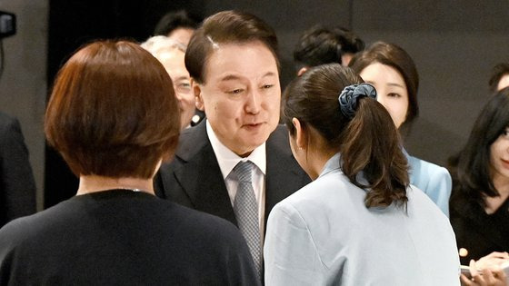 윤석열 대통령이 22일 서울 신라호텔에서 열린 '2024 파리올림픽 선수단 격려 행사'에서 배드민턴 금메달리스트 안세영과 인사하고 있다. 대통령실사진기자단