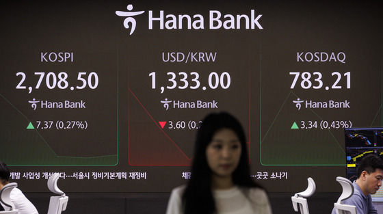 A screen in Hana Bank's trading room in central Seoul shows the Kospi opening on Thursday.[YONHAP]