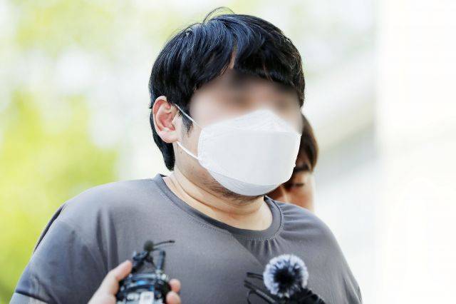 '서울 혜화역 칼부림 예고' 글을 올린 30대 왕모씨가 지난해 8월 서울 서초구 서울중앙지방법원에서 열린 영장실질심사에 출석하고 있다. 뉴시스