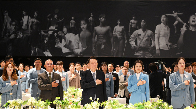 윤석열 대통령과 김건희 여사가 22일 서울 한 호텔에서 열린 2024 파리올림픽 선수단 격려 행사에서 국민의례를 하고 있다. 김지훈 기자