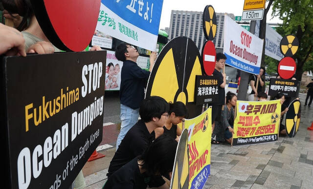 환경보건시민센터와 환경운동연합 바다위원회 등 시민단체 회원들이 지난 21일 서울 종로구 일본대사관 건너편에서 '후쿠시마 해양투기 1년, 중단 촉구 기자회견'을 하고 있다. 연합뉴스