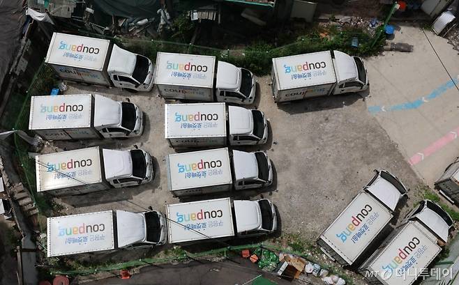 서울 시내의 한 쿠팡 물류센터에 배송 차량이 주차된 모습. /사진제공=뉴시스