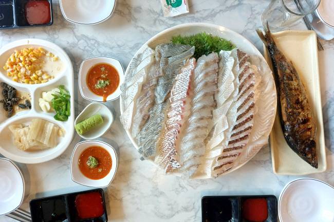 경기 고양시 ‘삼송수산’의 모둠회. 오른쪽에 가지런히 놓은 어두운 빛깔의 생선회가 여름이 제철인 농어다.