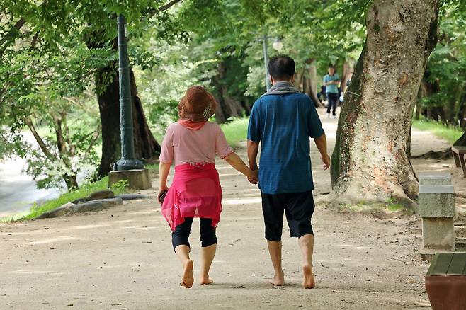 폭염 경보가 발효 중인 21일 오후 전남 담양군 담양읍 관방제림에서 시민들이 맨발로 산책하고 있다. [연합]