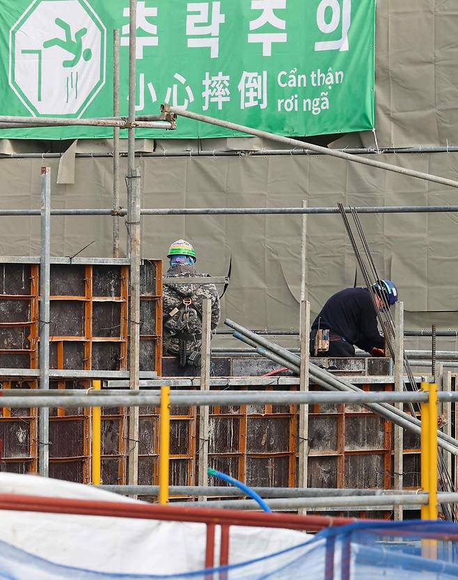 경기도 고양시 한 공사현장에서 작업자들이 작업을 하고 있다. [연합]