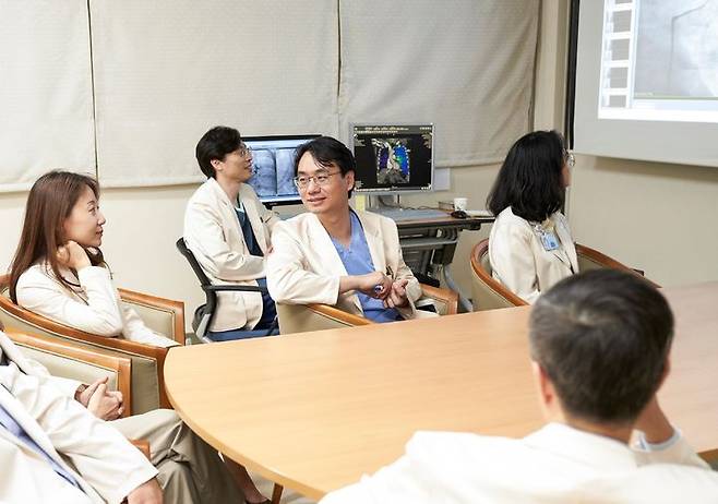 [서울=뉴시스] 22일 삼성서울병원 순환기내과 장성아·양정훈·박택규 교수 연구팀은 대한심장학회 학술지에 만성폐색전증성 폐고혈압 치료에 수술과 시술을 결합한 다학제 진료를 적용한 결과 진단율이 상승하고 예후는 개선됐다고 밝혔다. (사진=삼성서울병원 제공) 2024.08.22. photo@newsis.com *재판매 및 DB 금지