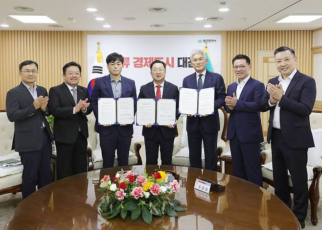 [대전=뉴시스]대전시는 22일 구 메가시티 건물의 성공적 공사재개와 개발을 위해 건축주 ㈜제이더타워, 개발사인 ㈜엘제이스페이스와 업무협약을 체결했다. 2024. 08. 22  *재판매 및 DB 금지