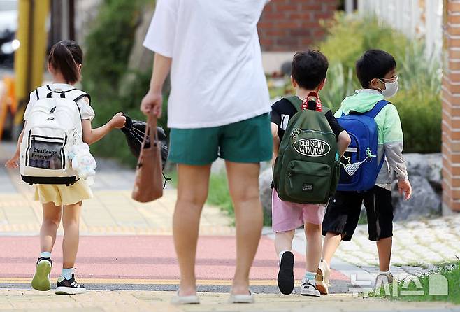 [서울=뉴시스] 한국교원단체총연합회(교총)는 22일 부산의 한 아파트 학부모들이 자체 운영하는 통학버스를 초등학교 안까지 들여보내 달라는 요구를 학교 측이 들어주지 않자 교장을 고소하는 일이 발생했다고 밝혔다. 사진은 기사 내용과 무관함. 2024.08.22.