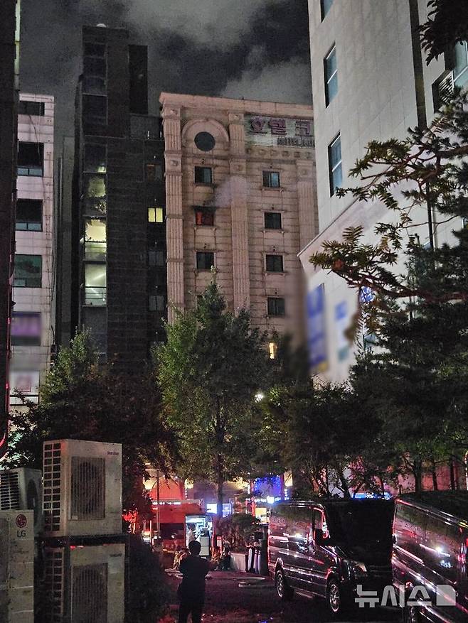 [부천=뉴시스] 이루비 기자 = 22일 오후 경기 부천시 중동의 한 호텔에서 화재가 발생해 소방 당국이 진화작업을 벌이고 있다. 현재까지 확인된 인명피해는 1명 사망·4명 심정지다. 2024.08.22. ruby@newsis.com