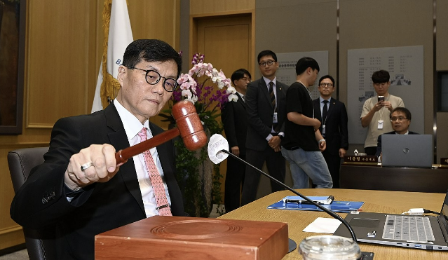 이창용 한국은행 총재가 22일 서울 중구 한국은행 본관에서 열린 금융통화위원회에서 의사봉을 두드리고 있다. 연합뉴스