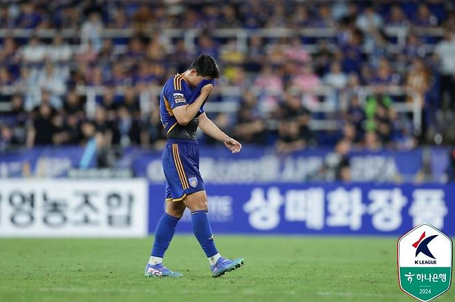 울산 주민규가 18일 울산문수경기장에서 열린 수원FC와 홈경기 도중 퇴장을 당하며 아쉬워하고 있다. 사진 제공｜한국프로축구연맹