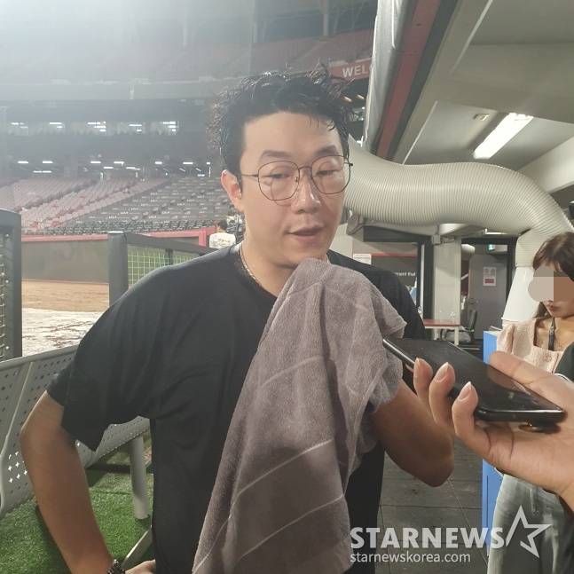 KIA 양현종이 21일 광주 롯데전을 승리로 이끈 후 취재진과 인터뷰에 응하고 있다. /사진=김동윤 기자