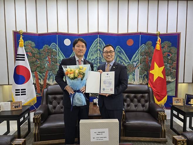 외교부 장관 표창을 받은 김범수 연합뉴스 전 하노이 특파원 외교부 장관 표창을 받은 김범수(왼쪽) 연합뉴스 전 하노이 특파원과 최영삼(오른쪽) 주베트남 한국대사.
[주베트남한국대사관 제공. 재판매 및 DB 금지]