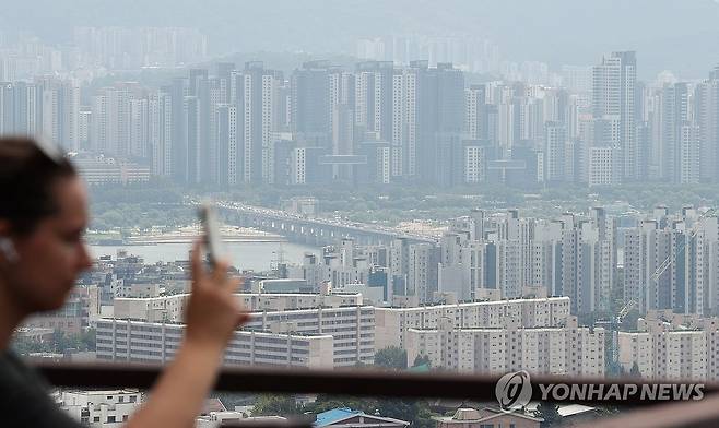 서울 남산에서 바라본 시내 아파트 단지의 모습 [연합뉴스 자료사진]