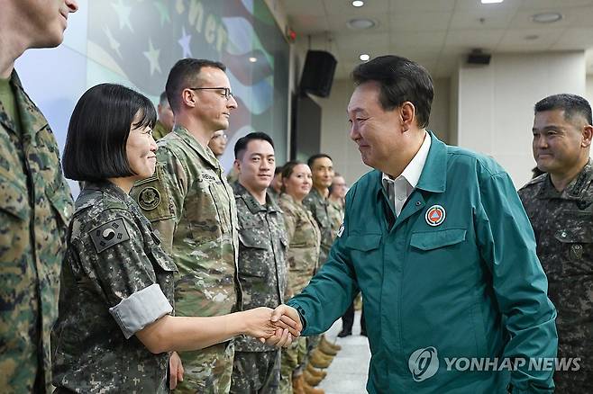 윤석열 대통령, 을지연습 참여 한미 장병 격려 (서울=연합뉴스) 홍해인 기자 = 윤석열 대통령이 을지 자유의 방패(UFS·을지프리덤실드) 연습 사흘째인 21일 오후 경기도 용인시 지상작전사령부를 방문해 전투작전본부 내 작전상황실에서 을지연습에 참가 중인 한미 장병들을 격려하며 악수하고 있다. 2024.8.21 [대통령실 제공. 재판매 및 DB 금지] hihong@yna.co.kr