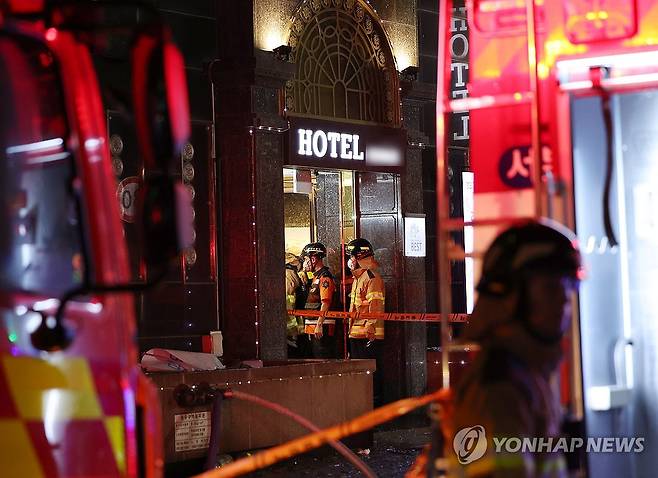 부천 호텔 화재로 6명 사망…인명 수색 계속 (부천=연합뉴스) 김상연 기자 = 22일 오후 경기 부천 모 호텔에서 불이 나 건물이 검게 타 있다. 이 불로 투숙객 6명이 숨지고 11명이 중경상을 입었다. 2024.8.22 goodluck@yna.co.kr
