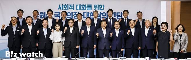 우원식 국회의장과 최태원 대한상공회의소 회장을 비롯한 참석자들이 23일 서울 중구 대한상공회의소에서 열린 사회적 대화를 위한 국회의장-대한상의 간담회에서 기념촬영을 하고 있다./사진=이명근 기자 qwe123@