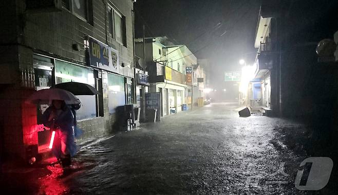 21일 오전 4시부터 5시까지 1시간 동안 9호 태풍 종다리 영향으로 오천면에 시간당 27mm 집중호우가 내리면서 백중사리 시간대 중첩으로 오천항 일대 주택이 침수 됐다. 보령시는 일출 및 썰물 후 주택 침수 현황에 대한 조사에 나설 예정이다. (보령시 제공)2024.8.21/뉴스1