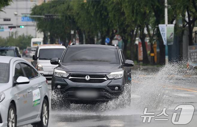 수도권 지역에 강한 비가 내린 지난달 8일 오후 경기 오산시의 한 도로에서 차량이 물보라를 일으키며 주행하고 있다. 2024.7.8/뉴스1 ⓒ News1 김영운 기자