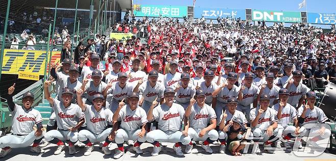 일본 내 한국계 민족학교인 교토국제고교 선수들이 23일 일본 효고현 니시노미야 한신 고시엔구장에서 열린 전국고교야구선수권대회(여름 고시엔) 교토국제고교와 간토다이이치고교 결승전에서 응원단과 기념촬영을 하고 있다. 이날 경기는 교토국제고교 연장 10회 승부치기 끝에 간토다이이치고교 2-1로 꺾고 우승했다. 2024.8.23/뉴스1 ⓒ News1 임세영 기자