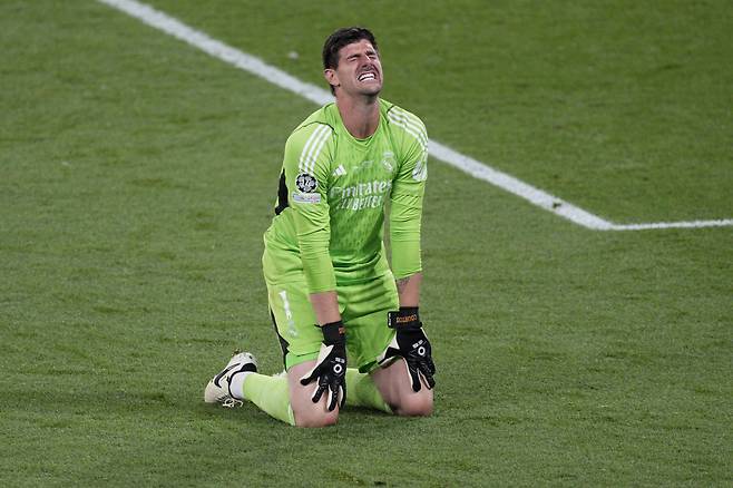 FILE - Real Madrid's goalkeeper Thibaut Courtois celebrates at the end of the Champions League final soccer match between Borussia Dortmund and Real Madrid at Wembley stadium in London, Saturday, June 1, 2024. The most feared striker in Europe won't be playing at the European Championship. That's because Erling Haaland's Norway didn't qualify. Other big names missing from the Euros include Karim Benzema, Marcus Rashford, Mats Hummels and Sandro Tonali. (AP Photo/Dave Shopland, File) FILE PHOTO<저작권자(c) 연합뉴스, 무단 전재-재배포, AI 학습 및 활용 금지>