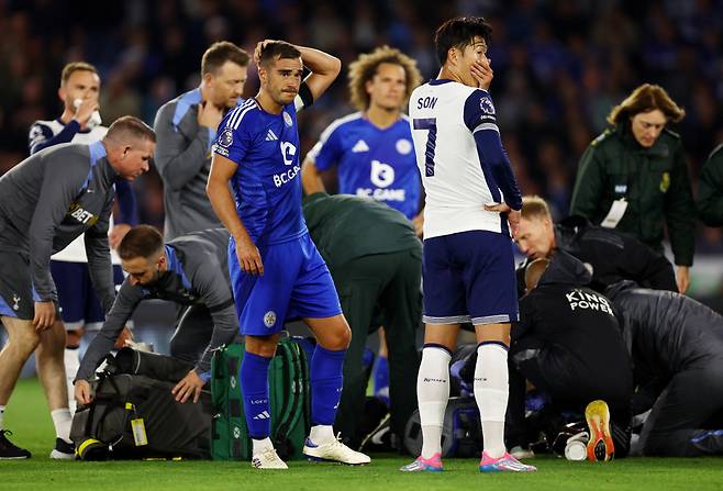 Soccer Football - Premier League - Leicester City v Tottenham Hotspur - King Power Stadium, Leicester, Britain - August 19, 2024 Leicester City's Harry Winks and Tottenham Hotspur's Son Heung-min react as Rodrigo Bentancur receives medical attention after sustaining an injury REUTERS/Hannah Mckay EDITORIAL USE ONLY. NO USE WITH UNAUTHORIZED AUDIO, VIDEO, DATA, FIXTURE LISTS, CLUB/LEAGUE LOGOS OR 'LIVE' SERVICES. ONLINE IN-MATCH USE LIMITED TO 120 IMAGES, NO VIDEO EMULATION. NO USE IN BETTING, GAMES OR SINGLE CLUB/LEAGUE/PLAYER PUBLICATIONS. PLEASE CONTACT YOUR ACCOUNT REPRESENTATIVE FOR FURTHER DETAILS..<저작권자(c) 연합뉴스, 무단 전재-재배포, AI 학습 및 활용 금지>