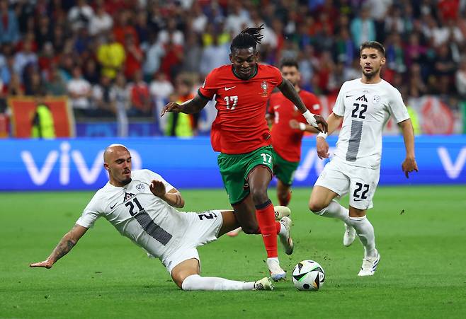 Soccer Football - Euro 2024 - Round of 16 - Portugal v Slovenia - Frankfurt Arena, Frankfurt, Germany - July 1, 2024  Slovenia's Vanja Drkusic in action with Portugal's Rafael Leao REUTERS/Kai Pfaffenbach<저작권자(c) 연합뉴스, 무단 전재-재배포, AI 학습 및 활용 금지>