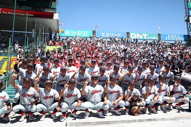 23일 일본 효고현 니시노미야 한신 고시엔구장에서 열린 일본 전국 고교야구선수권대회(여름 고시엔) 결승전 교토국제고와 간토다이이치고 경기. 2-1 승리를 거두고 우승을 차지한 일본 내 한국계 민족학교인 교토국제고 재학생들이 관중석에서 기념촬영을 하고 있다./연합뉴스