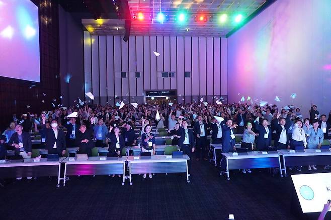 23일 오후 ‘2024 경기사회적경제박람회’ 개막식을 마무리하며, 현장에 참여한 사회적경제인들이 종이비행기에 희망 메시지를 작성해 함께 날리는 퍼포먼스가 진행됐다.