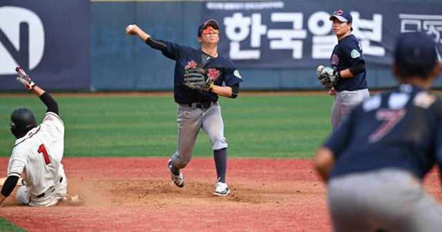 충훈고 유격수 이종혁이 23일 서울 목동구장에서 열린 제52회 봉황대기 전국고교야구대회 덕수고와의 경기 3회말 덕수 박민석의 내야 땅볼 때 병살을 시도하고 있다. 고영권 기자