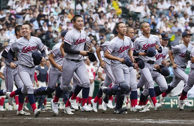 <yonhap photo-3211=""> 4강전 진출에 성공한 교토국제고 선수들 (도쿄 교도=연합뉴스) 경수현 특파원 = 19일 효고현 니시노미야시 소재 한신고시엔구장에서 열린 여름 고시엔 본선에서 4강전 진출을 확정한 교토국제고 선수들이 승리의 기쁨에 그라운드를 달리고 있다. 2024.8.19 evan@yna.co.kr/2024-08-19 16:03:01/ <저작권자 ⓒ 1980-2024 ㈜연합뉴스. 무단 전재 재배포 금지, AI 학습 및 활용 금지></yonhap>