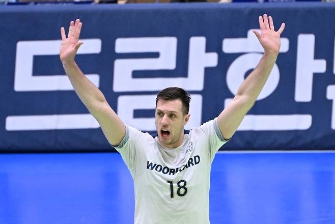 오른쪽 무릎 상태를 이유로 교체된 마테이 콕. 사진=KOVO 제공