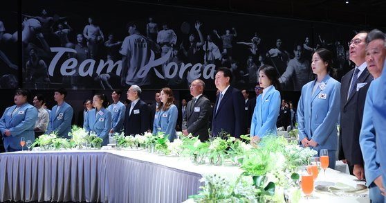 윤석열 대통령과 참석자들이 22일 서울 신라호텔에서 열린 파리 올림픽 선수단 격려 행사에서 애국가를 제창하고 있다. 이날 행사는 1976년 몬트리올 올림픽 이후 48년 만에 최소 규모(144명)로 꾸려져 역대 최고 성적을 낸 국가대표 선수단과 가족 등을 격려하기 위해 마련됐다. 오른쪽부터 태권도 오혜리 코치, 김건희 여사, 윤 대통령, 정의선 대한양궁협회장(현대자동차그룹 회장), 핸드볼 송지영 선수, 유인촌 문화체육관광부 장관, 스포츠클라이밍 서채현 선수, 한순철 복싱 코치, 역도 박혜정 선수. [뉴시스]