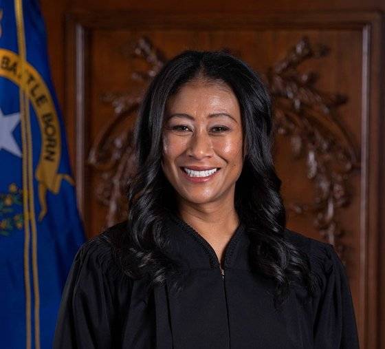 미국 네바다주 최초로 아시아계 흑인 여성 출신으로 대법관이 된 패트리샤 리의 모습.  사진 패트리샤 리