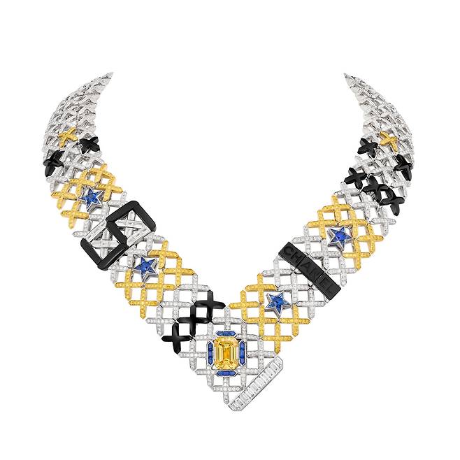 샤넬을 상징하는 숫자 5, 별 모티브와 오픈워크 형태 퀼팅 패턴이 어우러진 퀼티드 스타 네크리스. 7.06캐럿의 에메랄드 컷 옐로 다이아몬드가 중심을 잡고 있다.[사진 샤넬]