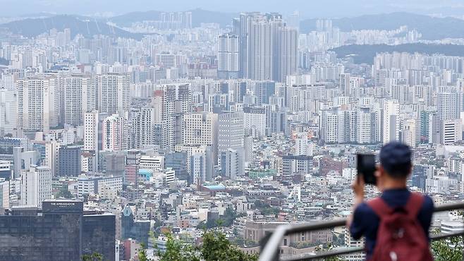 서울 중구 남산에서 바라본 시내 아파트 밀집 지역.  /사진=뉴스1