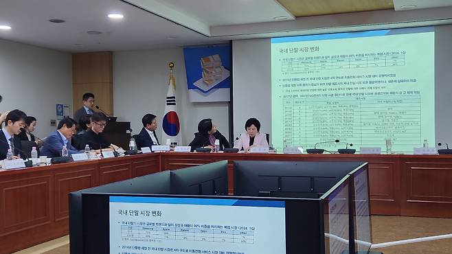 신민수 한양대학교 경영학과 교수가 22일 토론회에서 단통법 폐지 이후 논의돼야 할 과제 및 대안 등에 대해 발표하고 있다. 사진=이소연 기자&nbsp;